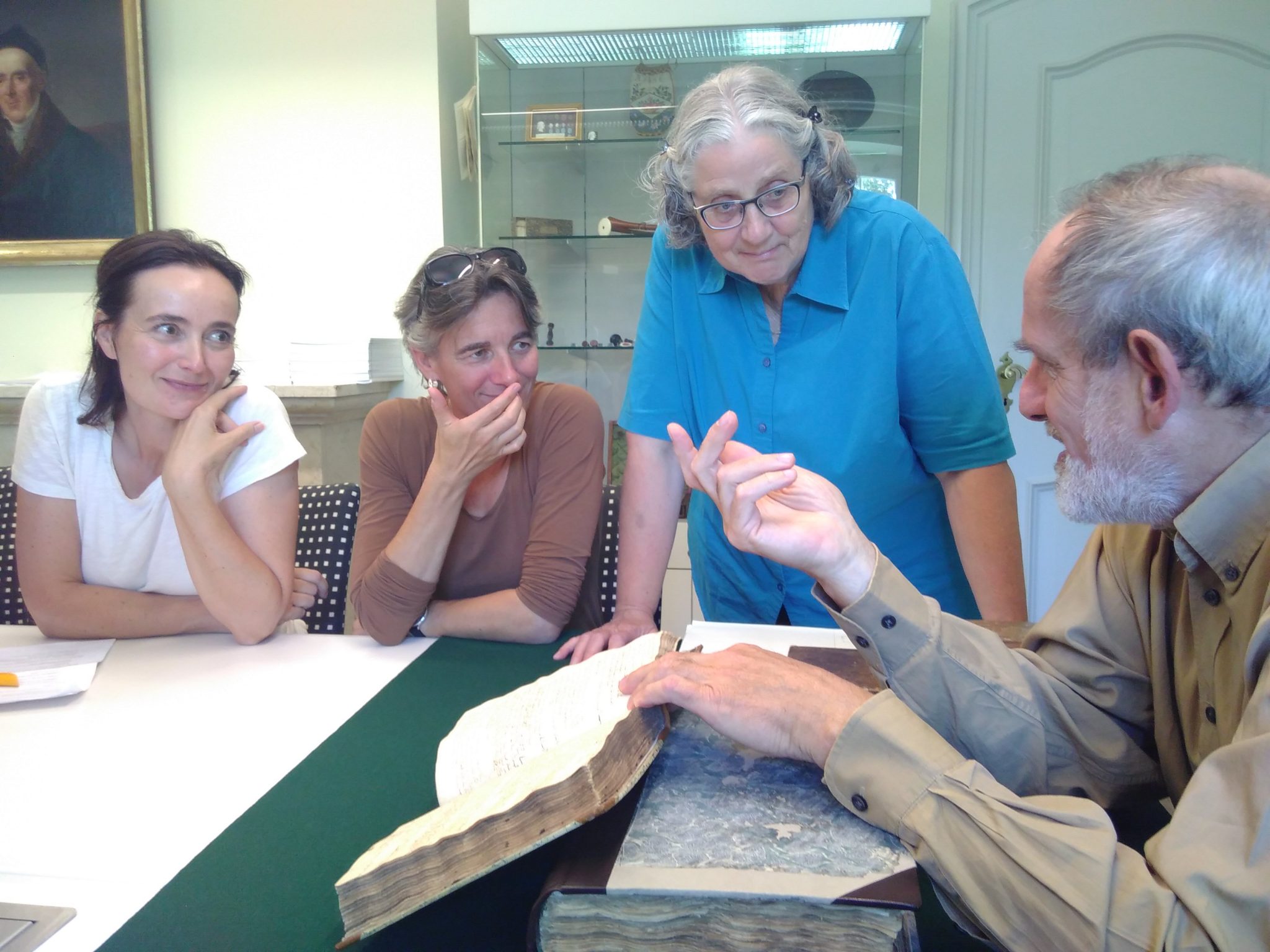 Dr. Isolde Scheitauer | HNO, Dr, Denise Roth | Anästhesie, Dr. Sibylle Chattopadhyay, Allgemeinmedizin, Prof. Dr. Martin Dinges | Institut für Geschichte der Medizin der Robert Bosch Stiftung</figcaption></figure>Die Abschlussprüfung gliederte sich in eine schriftliche Teil und am Folgetag folgte das mündliche Prüfungsgespräch. Den Vorsitzt hatte die Kollegin Dr. Bernadette Schmitt | allgemeinmedizin | Saarbrücken