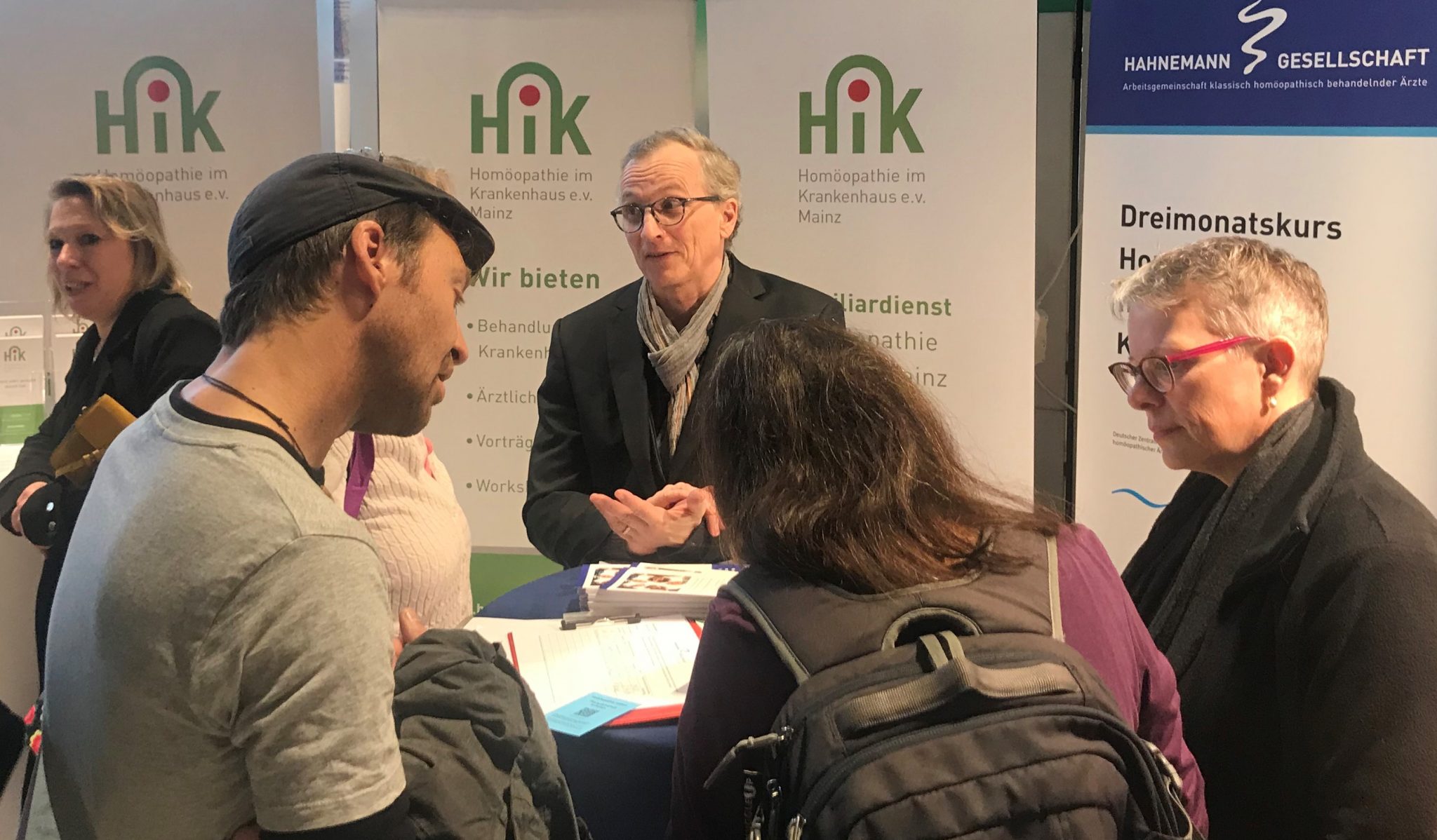 Dr. Dr. Max Jenny | Allgemeinmedizin und Homöopathie, beratend am Messestand der Paracelsus Messe Wiesbaden