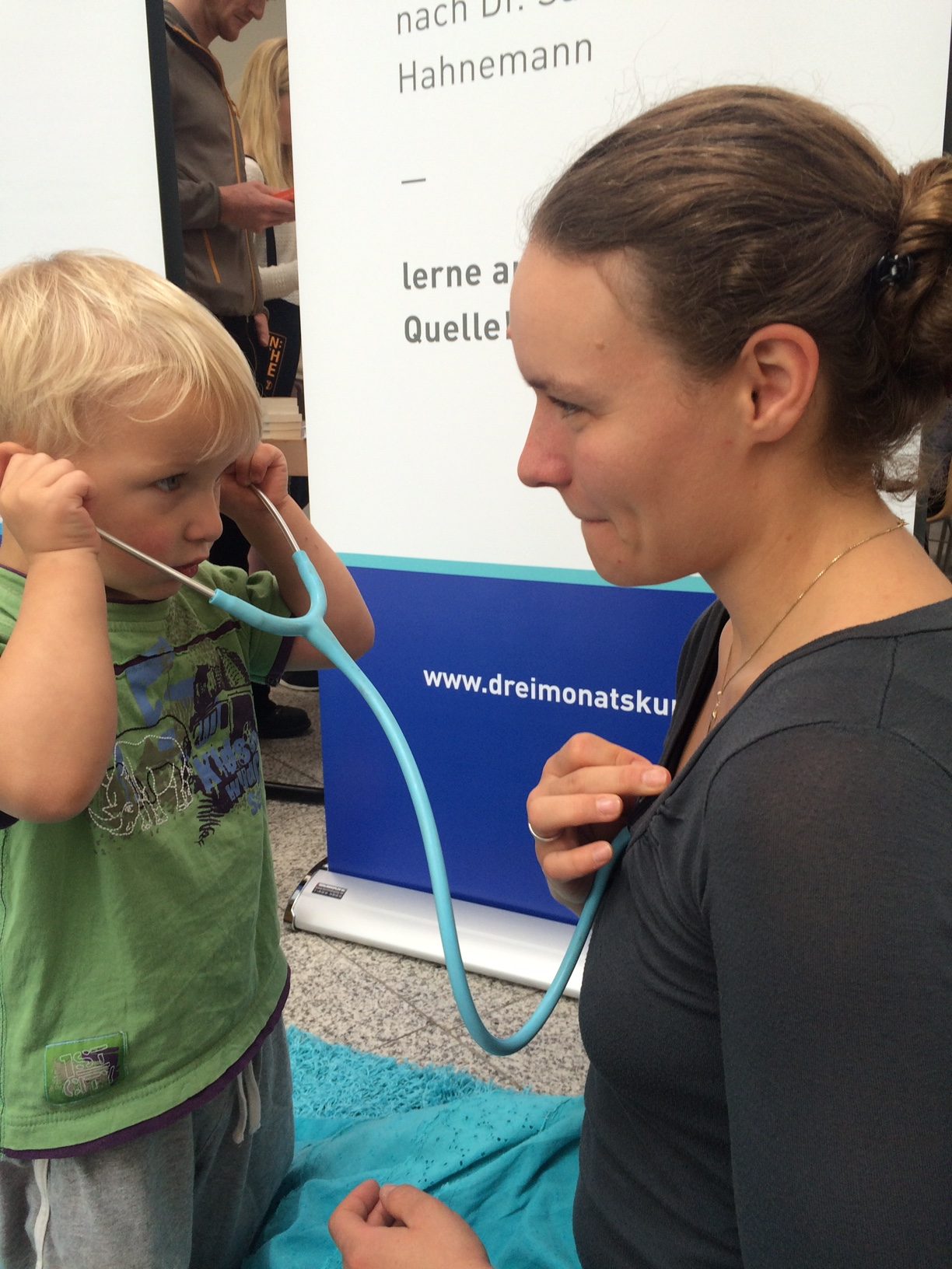 Hier das Bedside Teaching im Förderprogramm der hahnemann Gesellschaft gemäß dem Motte: was ein Häkchen werden will krümmt sich beizeiten 😉