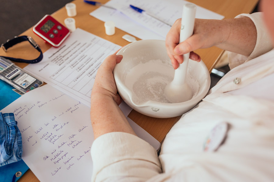 Anne Rütten | Ärztin | Allgemeinmedizin | Achen bei der Arzneiherstellung