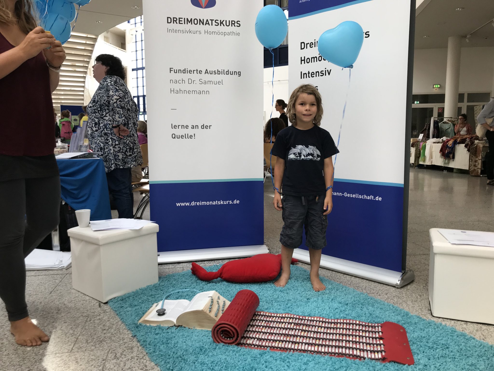 Stand der Hahnemann Gesellschaft während des Merktplatz der Möglichkeiten am Freitag